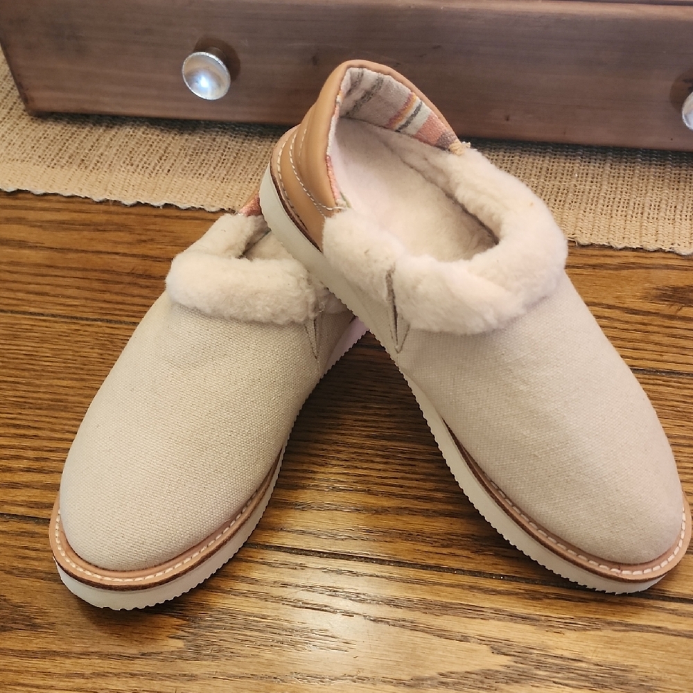 Sanuk Women's Cream and Tan Cozy Flats